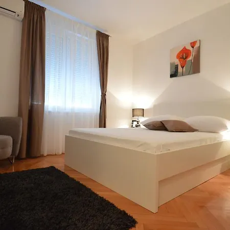 Downtown Main Street 扎达尔