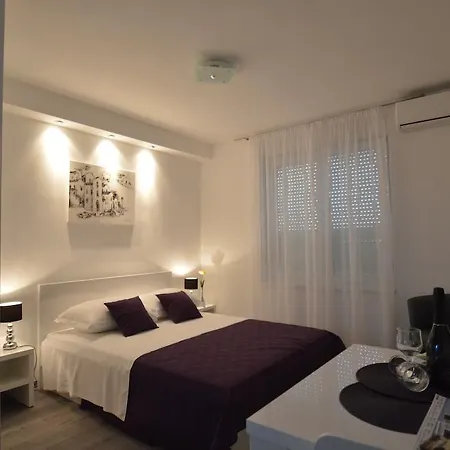 Downtown Main Street 扎达尔