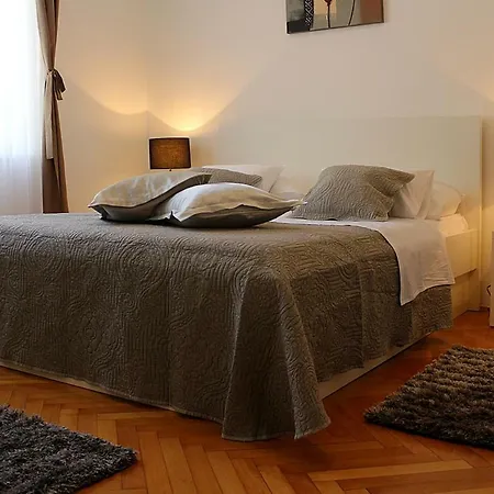 Downtown Main Street Apartamento