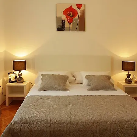 Downtown Main Street 扎达尔