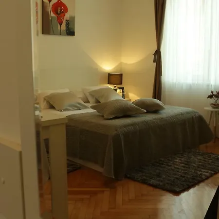 Downtown Main Street Apartman